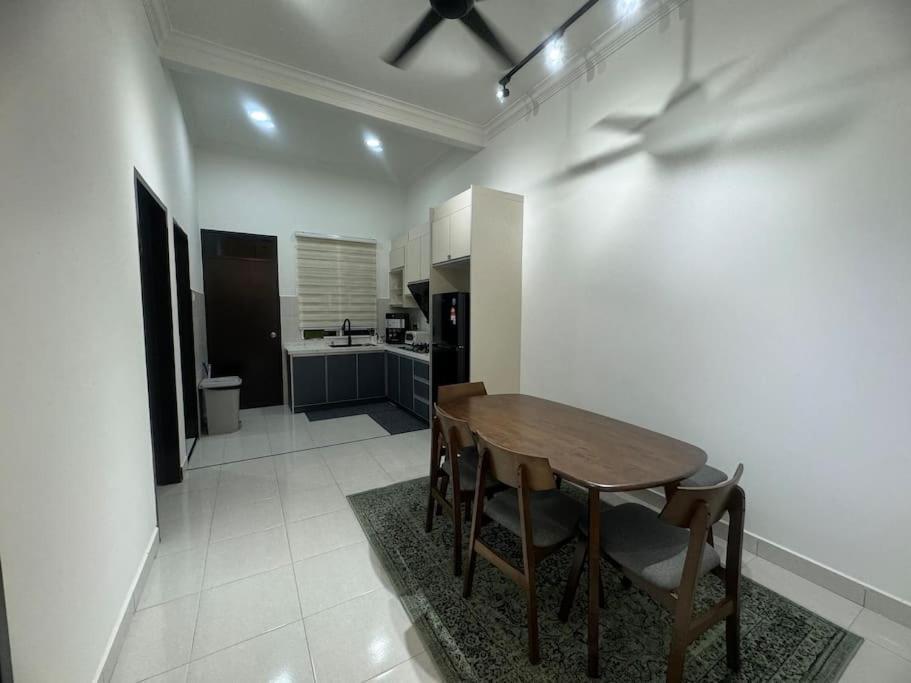 Hazzani Homestay Klia Бантинг Экстерьер фото