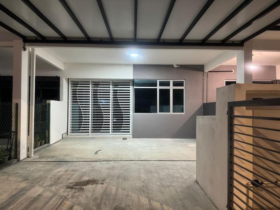 Hazzani Homestay Klia Бантинг Экстерьер фото